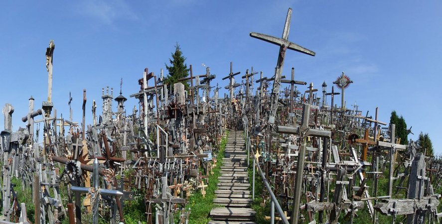 Escalera que sube a o alto de la colina de las cruces